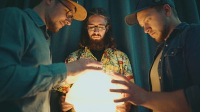 Rokmūzikas trio B OPTIMIST piedāvā jaunu dziesmu un videoklipu “Nāku katru nakti”