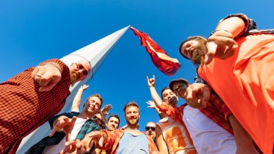 Grupa ORANŽĀS BRĪVDIENAS, atzīmējot savu 20 gadu jubileju, laidusi klajā jaunu dziesmu “Es tevi uzsperšu gaisā”