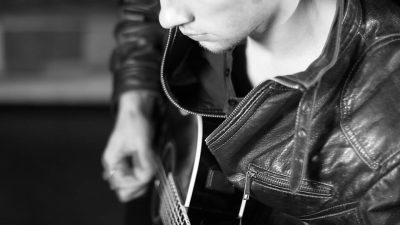 MATĪSS JĀKOBSONS publicē ģitāras solo skaņdarba “Gandrīz mierā” video