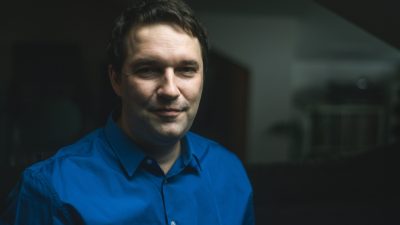 Nākusi klajā Kaspara Zaviļeiska otrā grāmata “Pilnīgs Šahs”