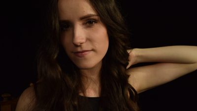 Jaunā un daudzsološā dziedātāja Karīna Laugale izdod singlu   “Colorful World”