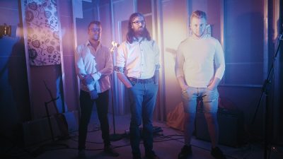 Rokmūzikas trio B OPTIMIST izdod albumu “Visur skan” un publicē video dziesmai „Kā lai pastāstu tev”