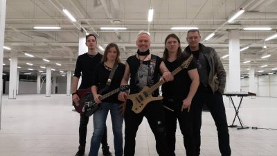 Grupa KISS OF THE DOLLS meklē ģitāristu!