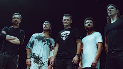 Pašmāju rokgrupa “Dead City Holidays”, kas nesen pārtapusi par DCH, izdod jaunu video ar nosaukumu “Atskaties”