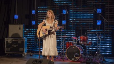 Konkursā “HADRONS 2021” uzvar jaunā dziesminiece Keitija Bārbale