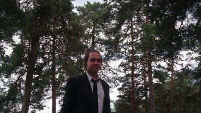 Basģitārista Riharda Rikmaņa projekts “Ričiņš un Ričiņš” publicē videoklipu savai pirmajai solo dziesmai – pandēmijas spogulim “Flēdermausis”