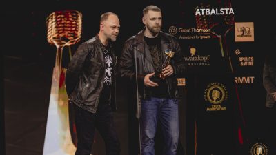 Pasniegtas Zelta Mikrofona balvas