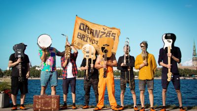 Grupa Oranžās Brīvdienas klausītājiem nodod jaunāko studijas ierakstu “Sadosimies rokās”