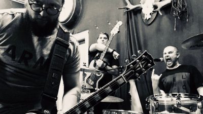 Nesanckionētās pašdarbības trio “Nodrāztie zīmuļi” publicē savu versiju Haralda Sīmaņa dziesmai “Agni” un izdod savu pirmo EP “Doma baznīcu katoļiem”