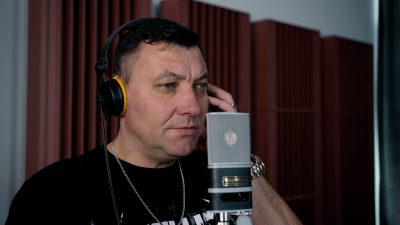 <strong>Grupa Paracetamols sadarbībā ar Andi Jēkabsonu un Horenu Stalbi izdod kopdarbu “Vai viegli…”</strong>