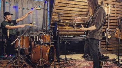 Garāžroka duets “Suns Skrien 1” klausītāju vērtējumam nodod singlu “21.gs. blūzs”