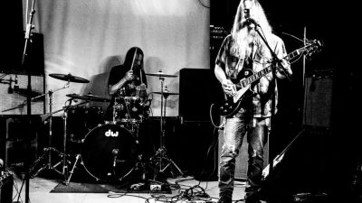 Garāžroka duets “Suns Skrien 1” pēc 10 gadu pastāvēšanas beidzot izdevis debijas albumu ar nosaukumu “21. gs. blūzs”