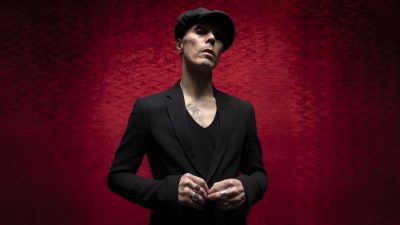 Leģendārās somu grupas HIM līderis Latvijā prezentēs savu jauno soloalbumu: “Tas ir tilts starp HIM un nākotni”