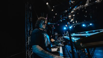 Rokmūzikas taustiņu leģenda Guntars Mucenieks svin 40 gadus uz skatuves