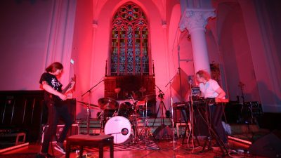 Klajā nācis trokšņu roka grupas STABS debijas albums “Sadursme”un mūzikas video dziesmai “Sfinksa treniņtērpā”