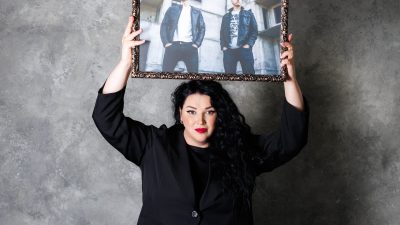 No biroja līdz mikrofonam: Lelde Muceniece prezentē EP “HellEnds”