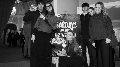 No skatuves uz lielā ekrāna: “Revolvika” prezentē koncertfilmu “Bardaks manā dzīvžogā”