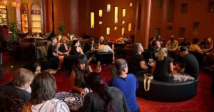 Fani spēlē Jack White plakāta galda spēli Las Vegas Frenzy Azul Lounge bārā Lasvegasā