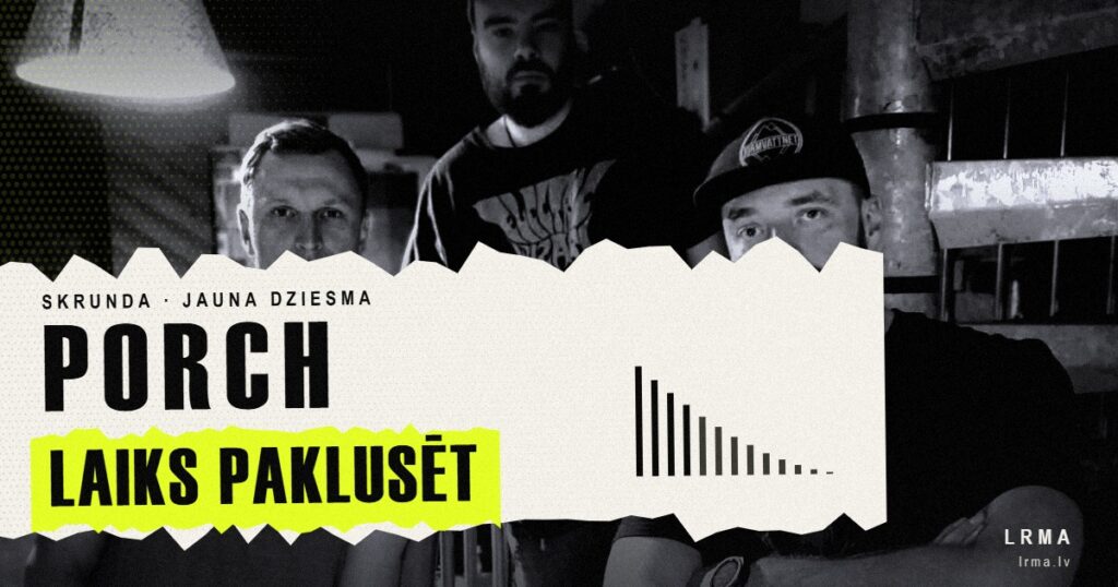 Grupa PORCH — trīs mūziķi kāpnītelpā; uz papīra joslas uzraksts PORCH un dziesmas nosaukums Laiks paklusēt.