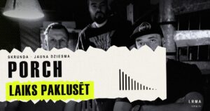 Grupa PORCH — trīs mūziķi kāpnītelpā; uz papīra joslas uzraksts PORCH un dziesmas nosaukums Laiks paklusēt.