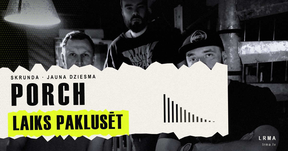 Grupa PORCH — trīs mūziķi kāpnītelpā; uz papīra joslas uzraksts PORCH un dziesmas nosaukums Laiks paklusēt.