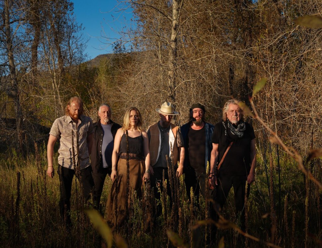 Roberts Plānts un grupa Saving Grace — grupas portrets dabā